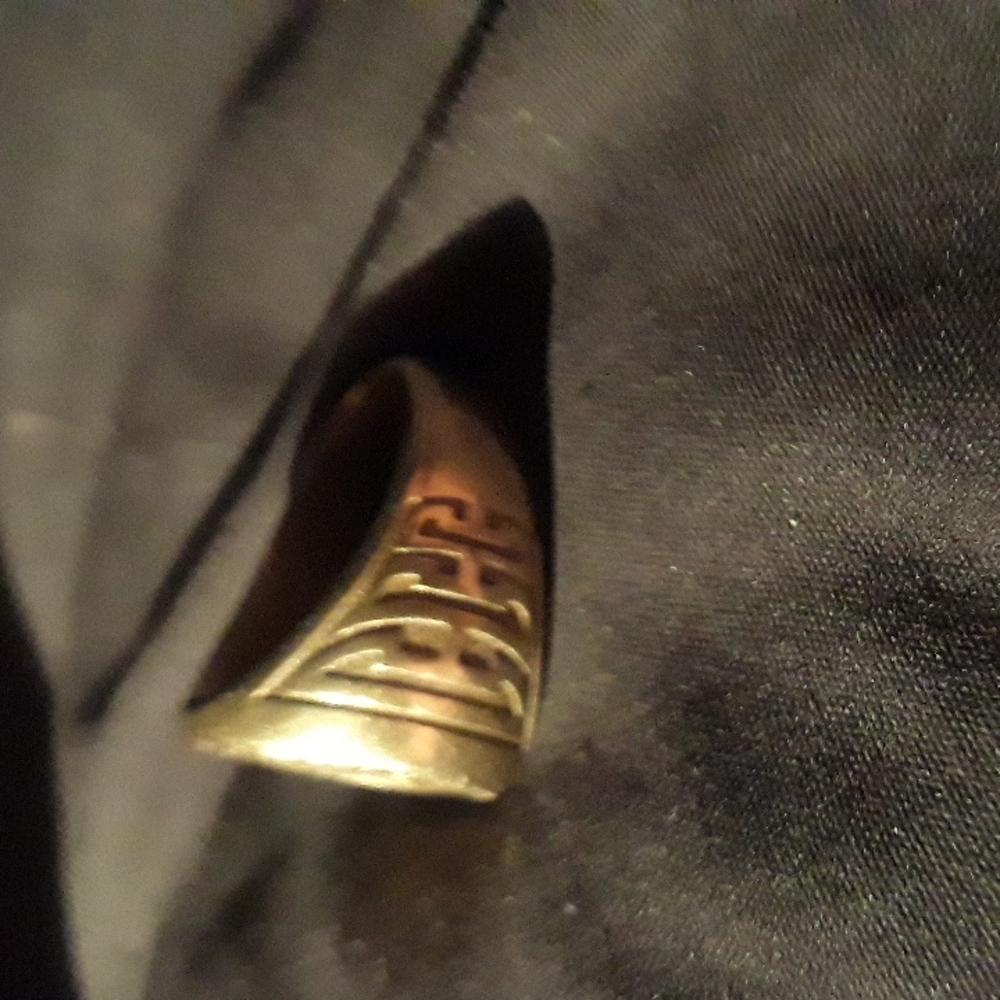 18k gold ring. Size 11 17.1 g.